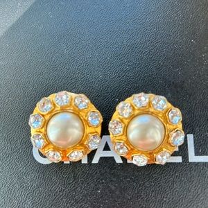 SOLD Chanel vintage XL pearl clip on earrings